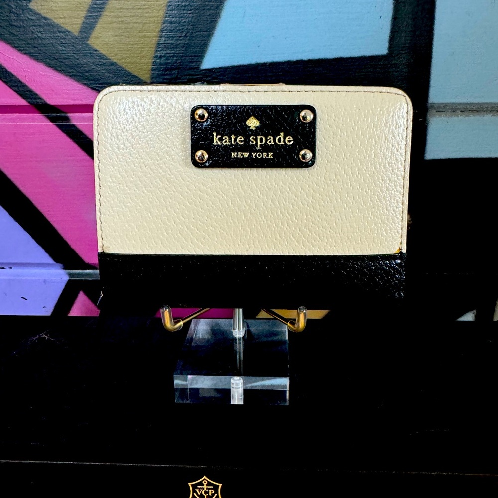 GUC kate Spade Black and Cream bifold wallet, retails $118